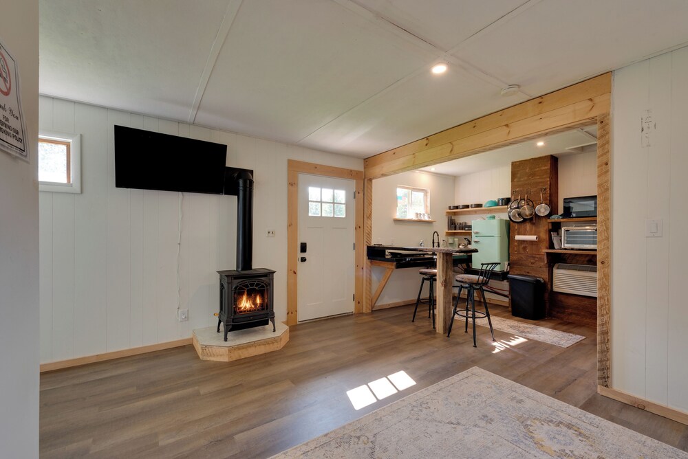 Hillsgrove Creekside Cabin: Close to Hiking