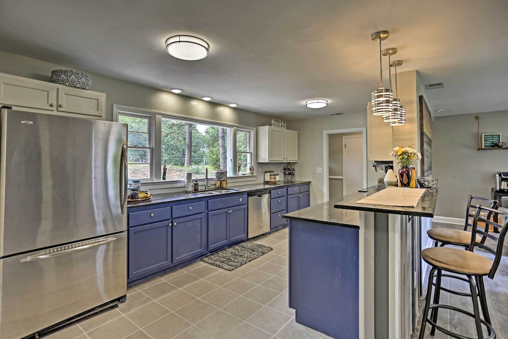 Family-friendly Escape ~ 6 Mi to City Center!