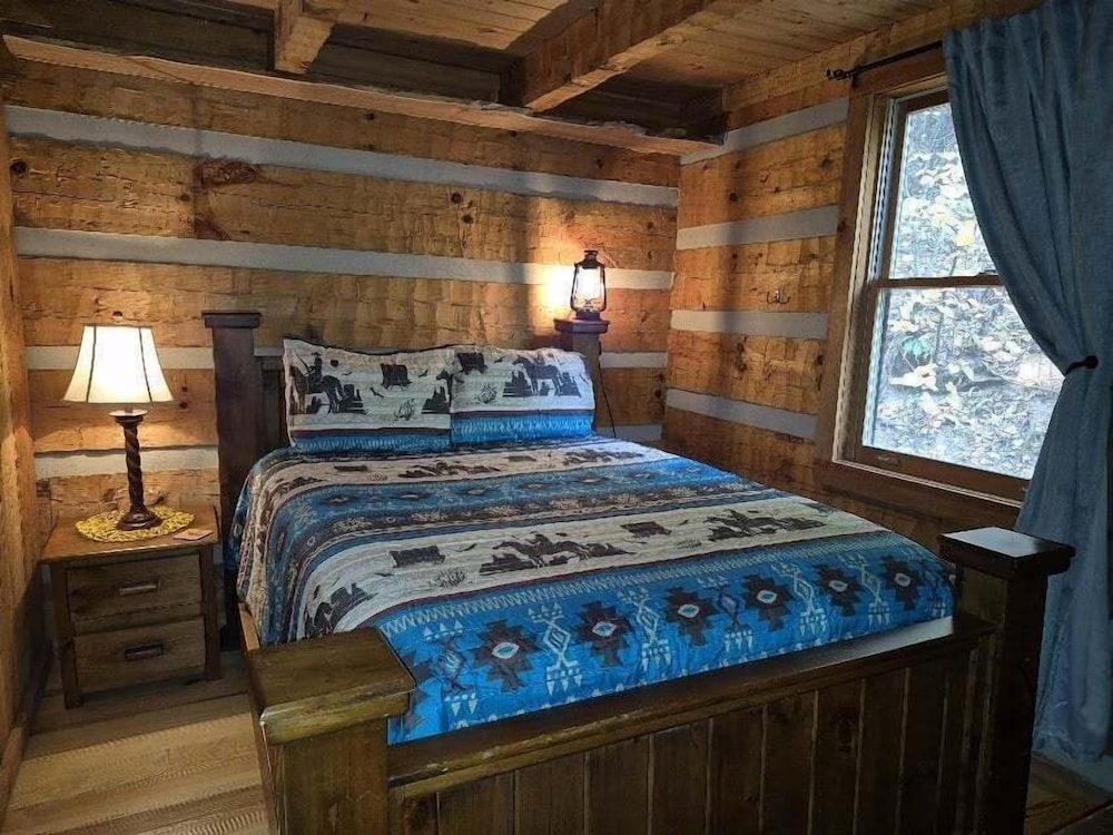 The Fur Traders Cabin- Pigeon Forge 2 Bedroom Cabin