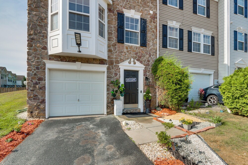 < 2 Mi to Dtwn Hagerstown: Townhome w/ Fireplace