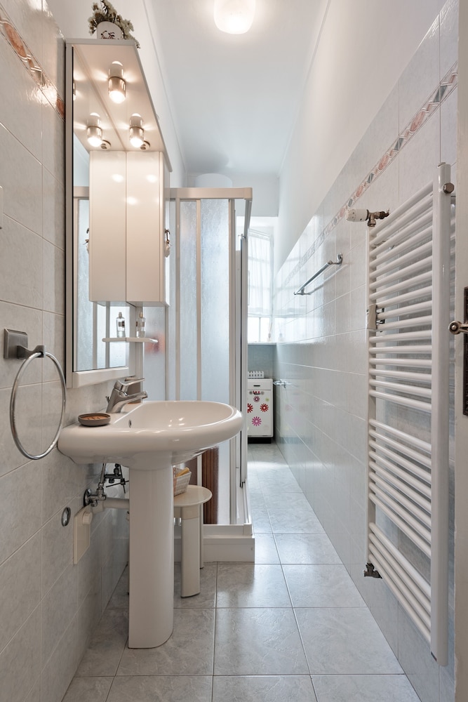 Vintage Flat Crocetta en Turin — bathroom