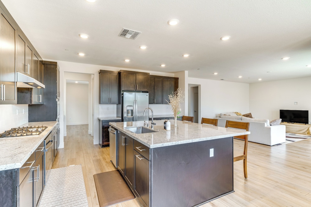 Pool Paradise: Spacious Tracy Home w/ Yard!
