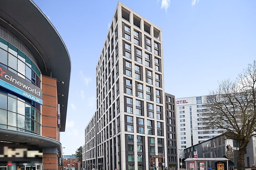 Luxury 2-bedroom Apartment in St Martin s Place BMH
