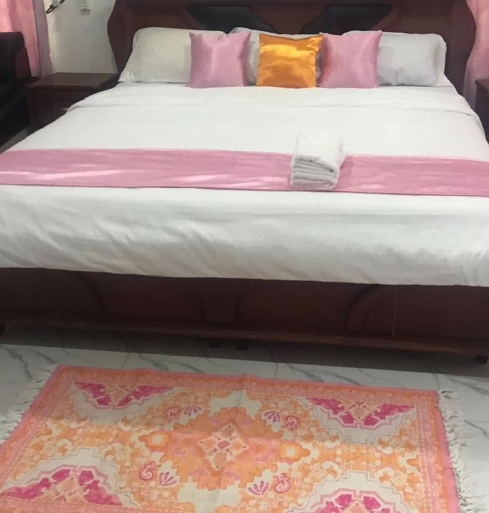 House-sleeps8-parking-jacuzzi