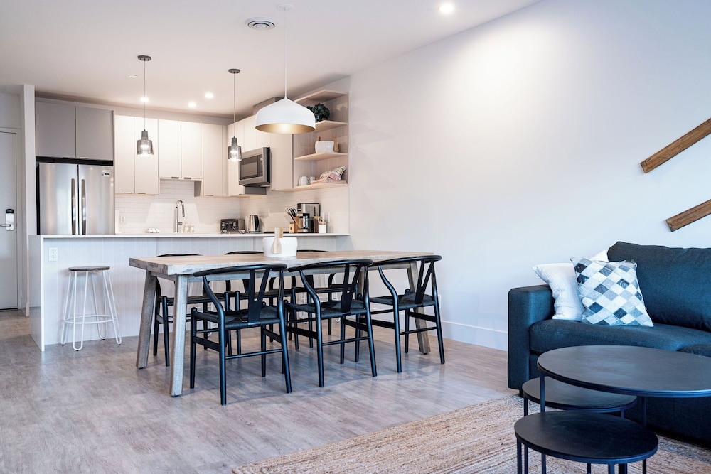 Drop In Condo by Revelstoke Vacations