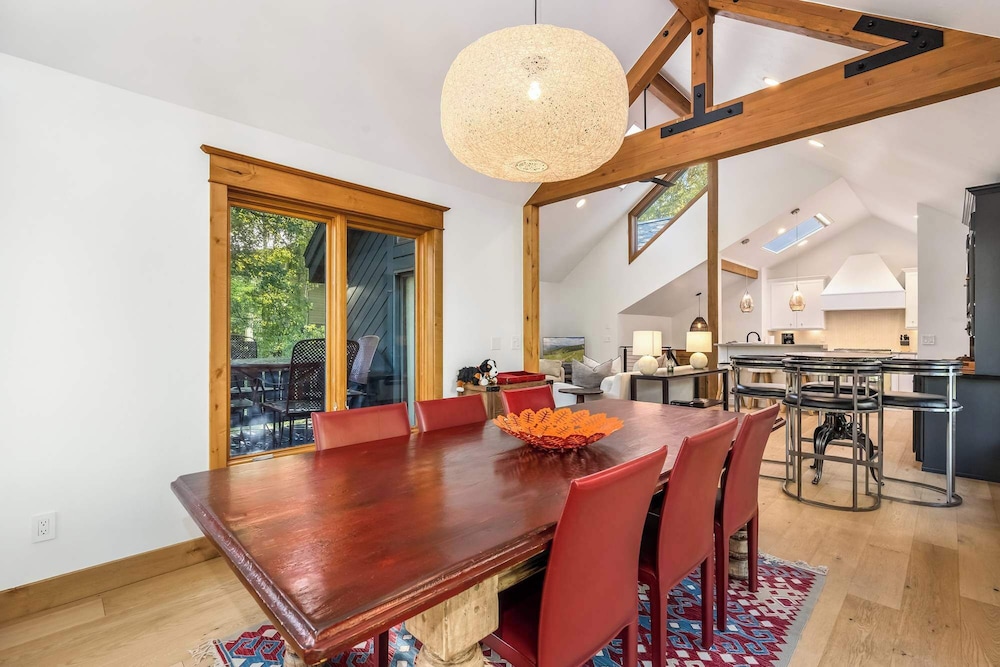 Evergreen Escape Home for 12
