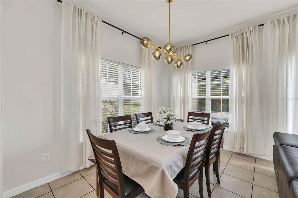 2335 Amazing 5BD Family Townhome Close to Disney