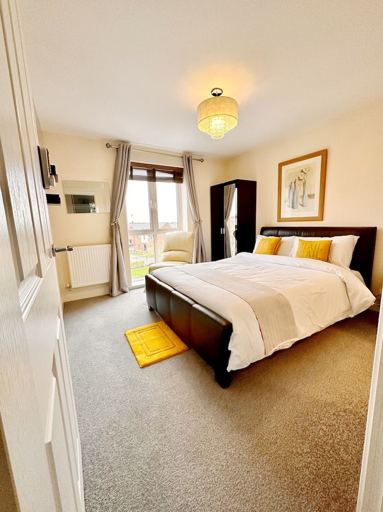 Luxury 2bed Apartment in Wolverhampton view 4