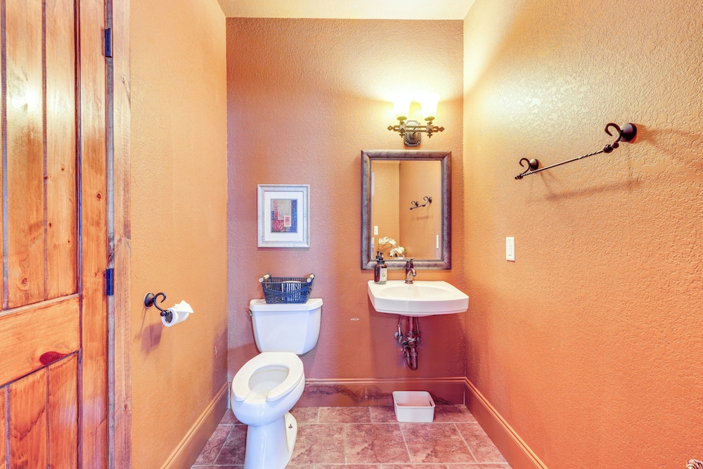 Private Hot Tub: 'bays View Lodge' in Kingsport!