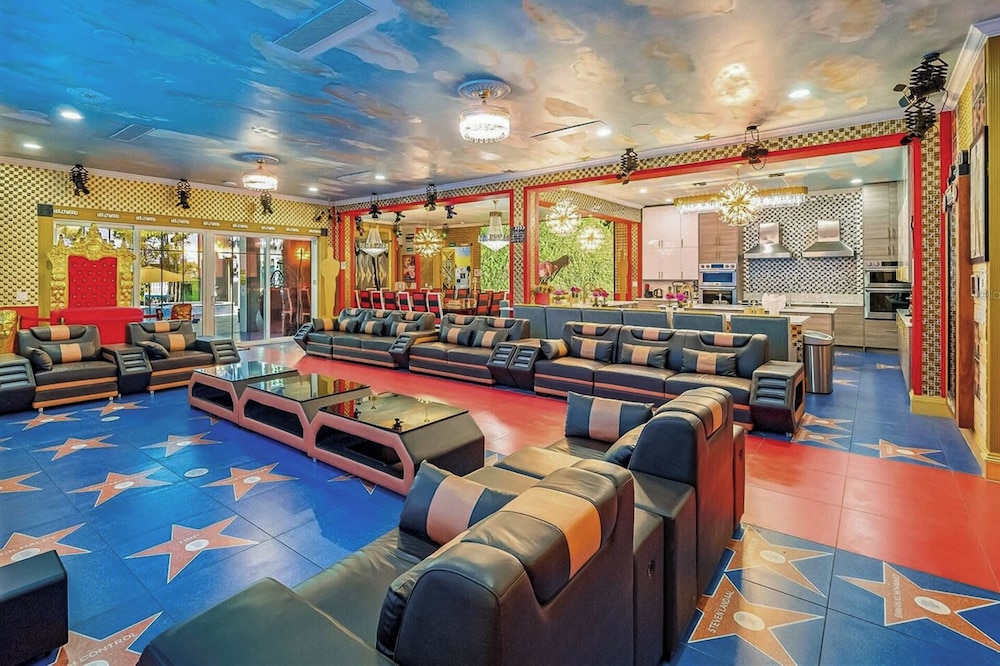 Luxury Mansion w Pool Sleeps 60