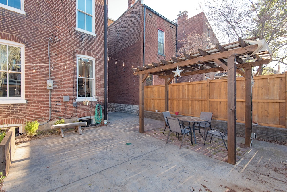 Home 2 Mi to Dtwn St Louis: Great for Families!