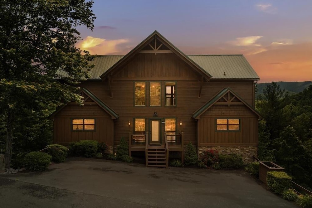 Place of the Blue Smoke - 5 Bedrooms, 5 Baths, Sleeps 16 Home by RedAwning
