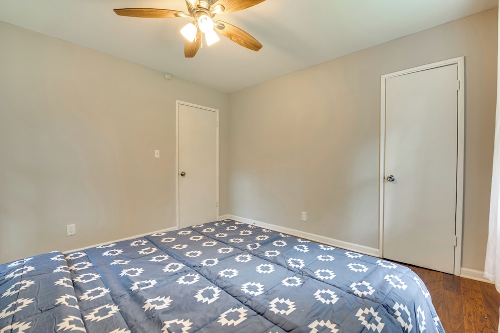 Inviting Home w/ Backyard: 8 Mi to Dtwn Atlanta!