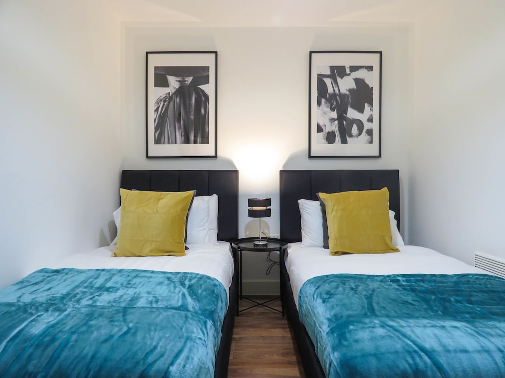 Tudors eSuites Birmingham City Centre Apartments near Gas Street Basin view 3