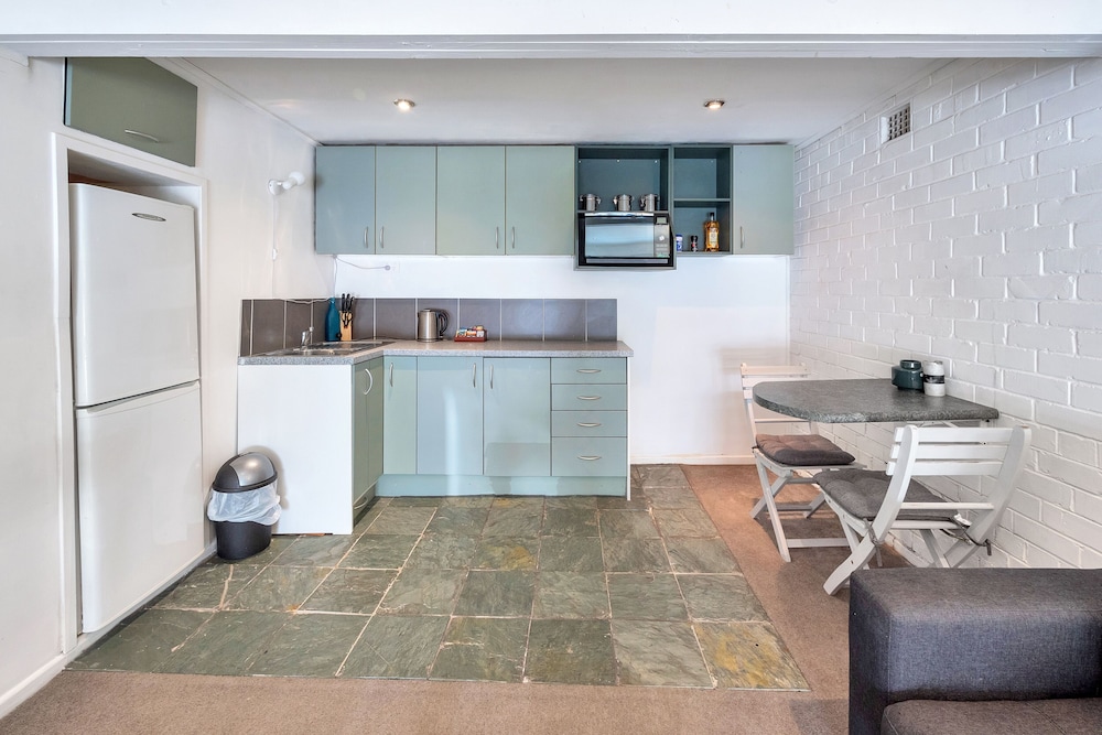 Rustic 1br in Kohimarama Parking & Wifi view 4