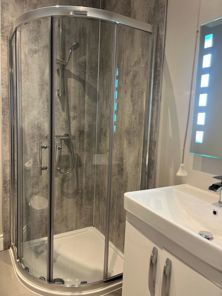 Apt - Sleeps 5 - Short Walk To Attractions