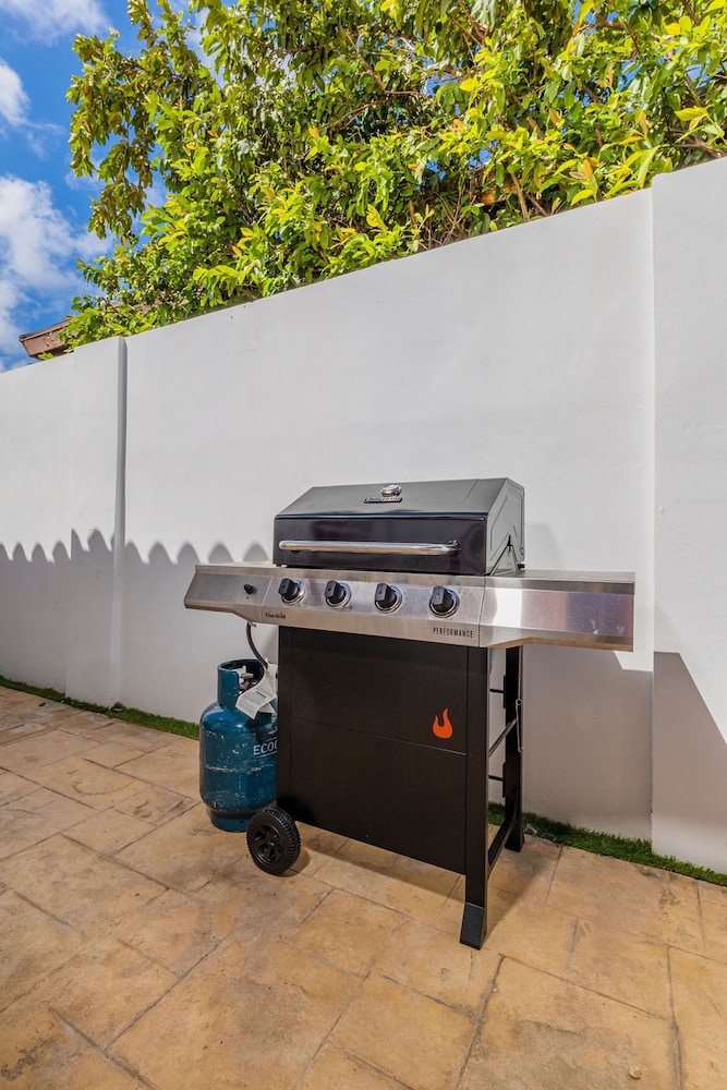 Remodeled 3br2ba Cozy Central Private Pool