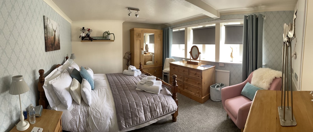 Stunning Two Bedroom Cottage in Honley view 3