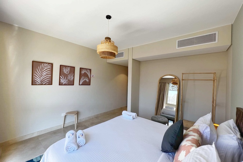 Xuru Stays I Exotic 1bdr w/ Outdoor Terrace Pool & Beach Access