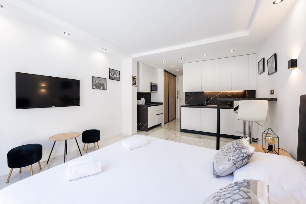 Large Studio Apartment With Terrace and sea View view 3