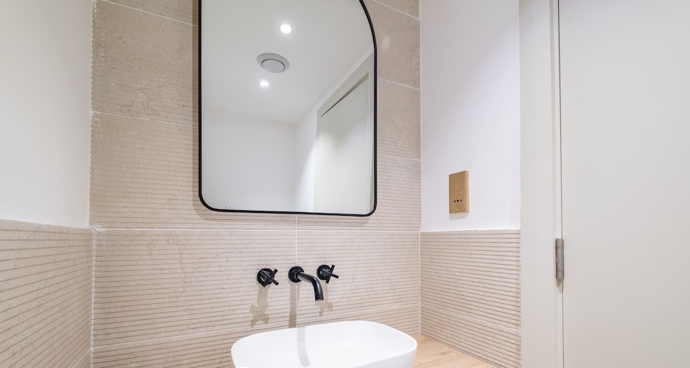 LUX The Modern Golf Skyline Suite