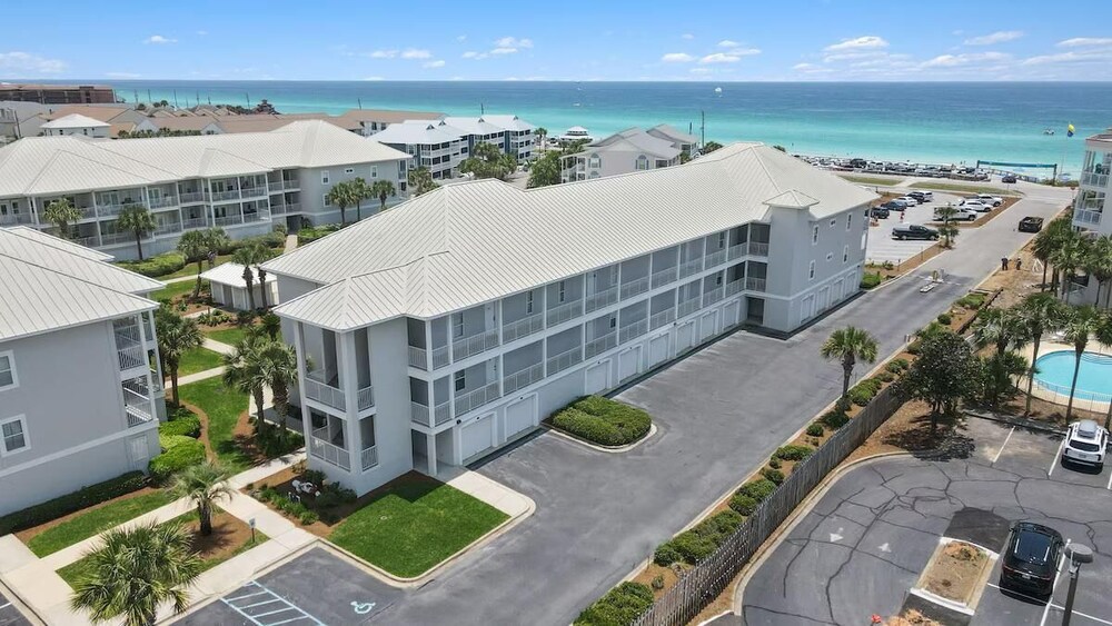 Pavilion Palms 203c