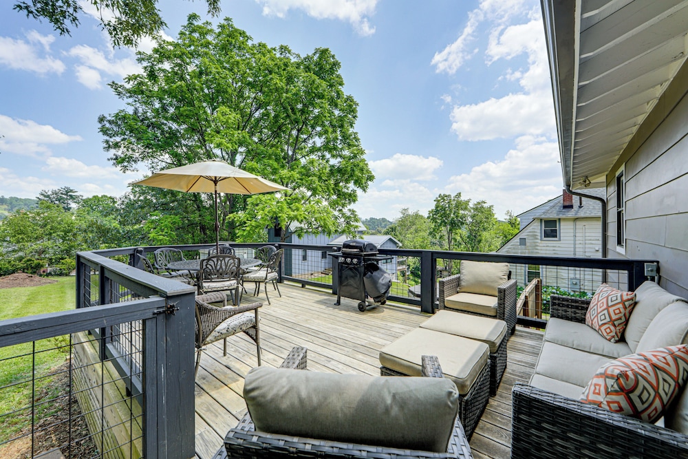 1/2 Mi to River Arts District: Home w/ Deck!