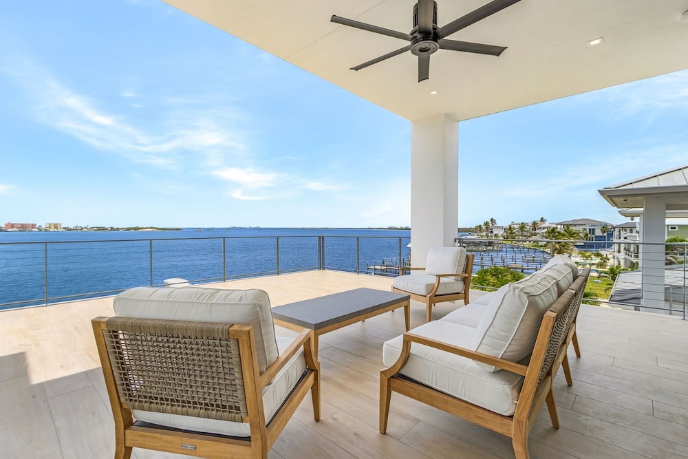793 Shoreline Estate: 6bd/6br, Luxurious Pool Home On The Water! 6 Bedroom Home