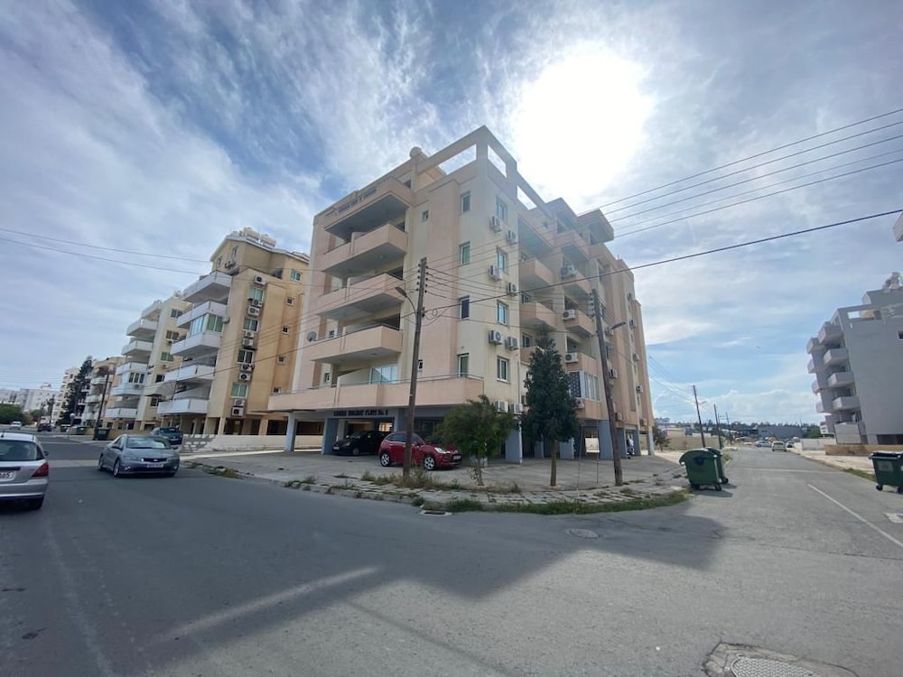 Andrea 3-BR Apt in Mackenzie With Pool