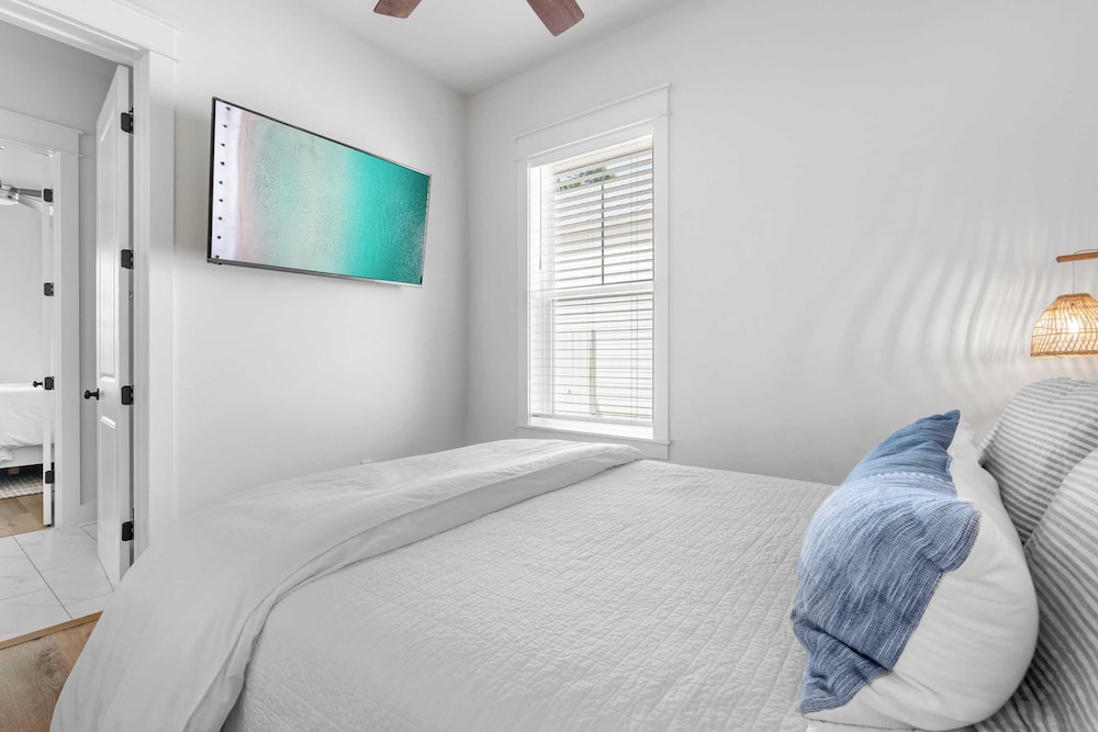 Priv Heated Pool + Hot Tub, Boat-friendly, Sleeps 16! Good Times by Avantstay