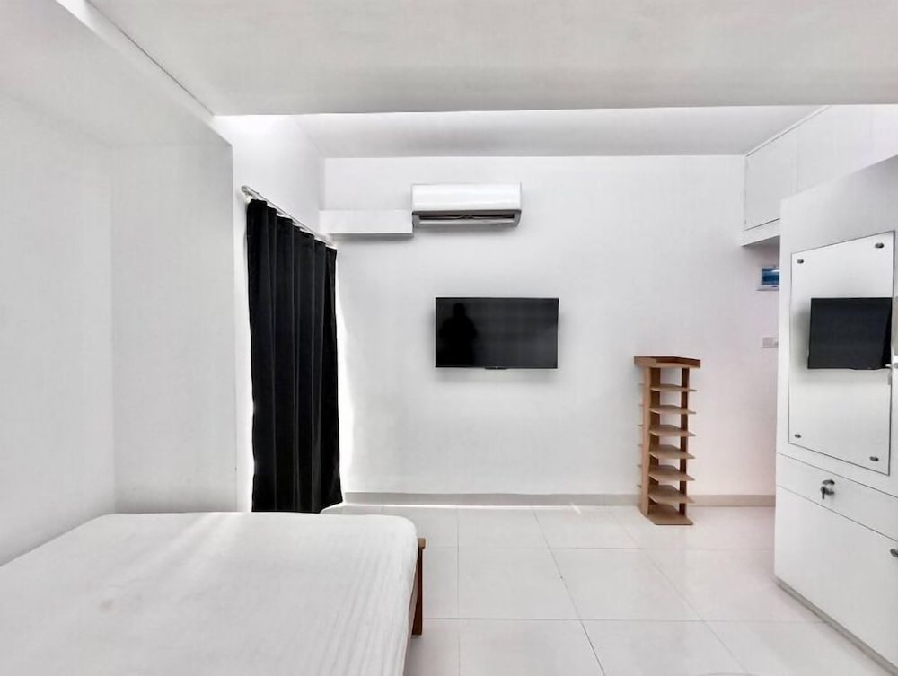 300sqft 5 Studio Gym & Pool Access