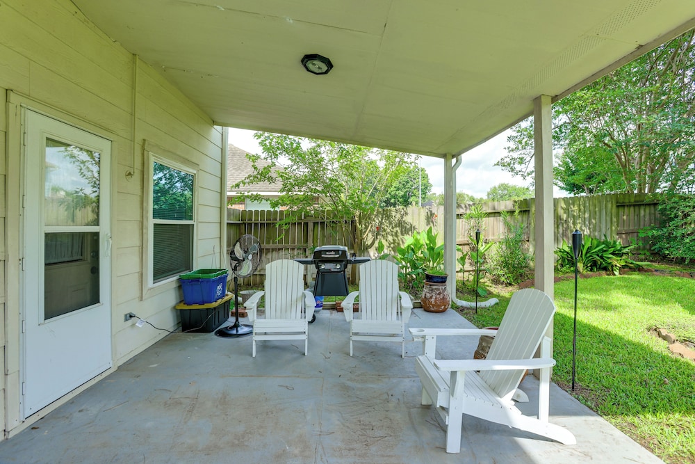 4 Mi to Old Town Spring: Family Retreat w/ Yard!