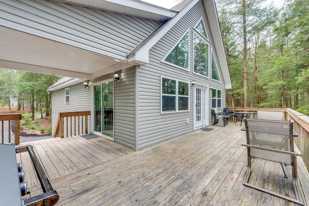 Lakefront Poconos Cabin w/ Deck & Game Room