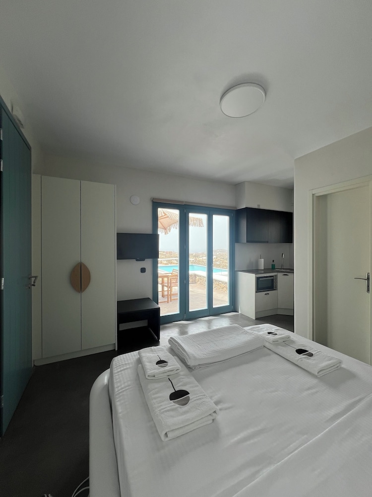 Thronos Suites