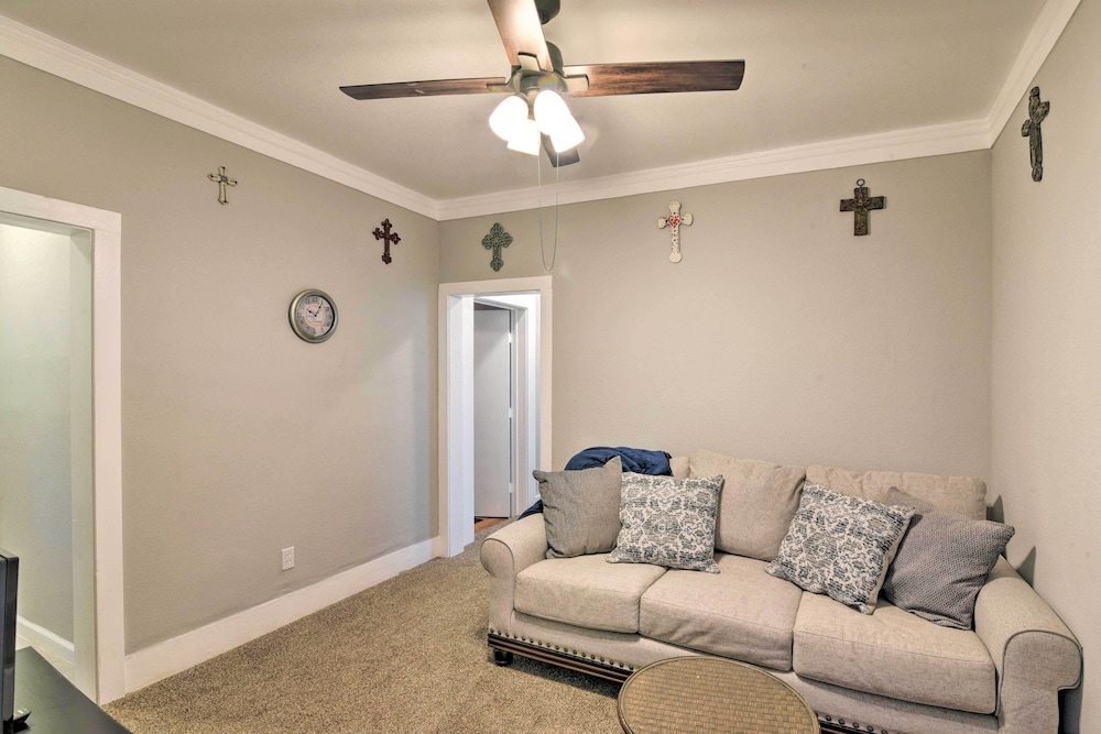 Convenient Apt w/ Golf Carts & Grill Access!