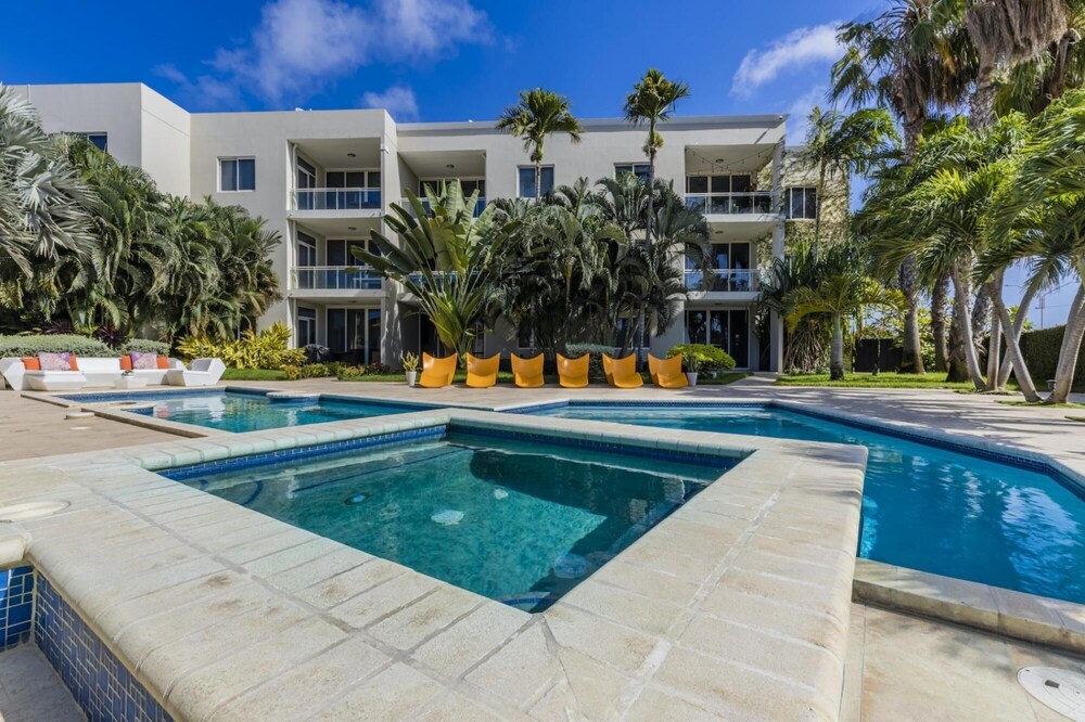 4BR 3BA w Pool Sleeps 10 200m From Eagle Beach