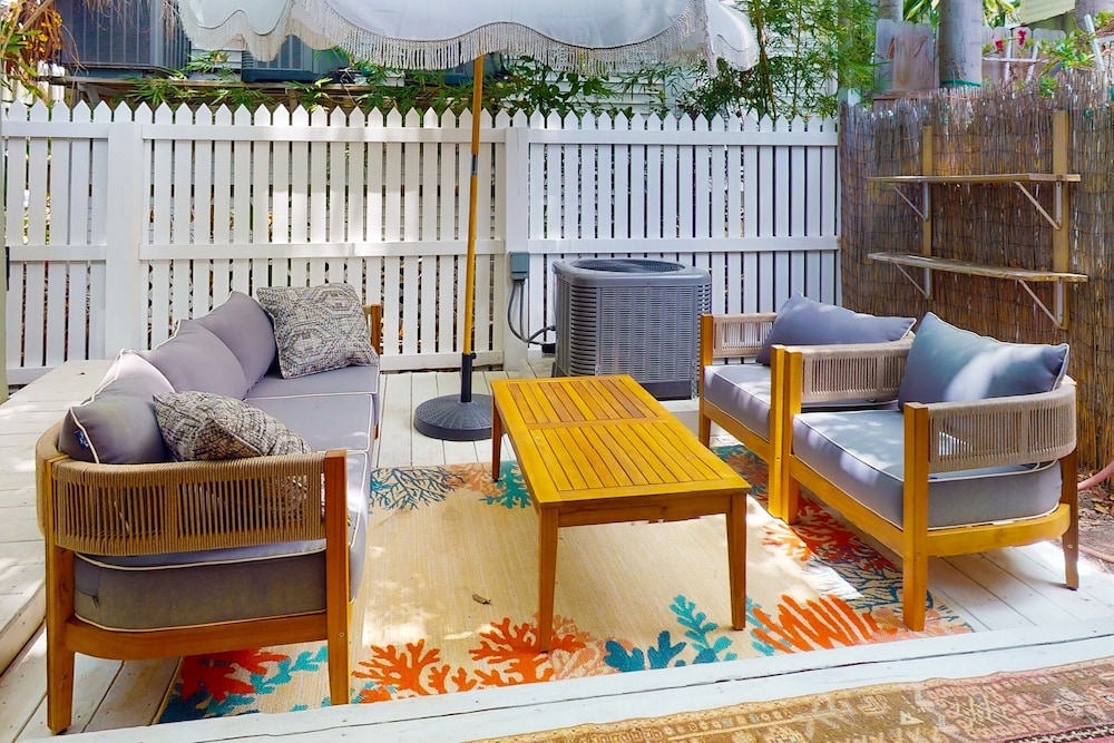 1BR Home - Colorful Cottage w/ AC, W & D, Dogs OK