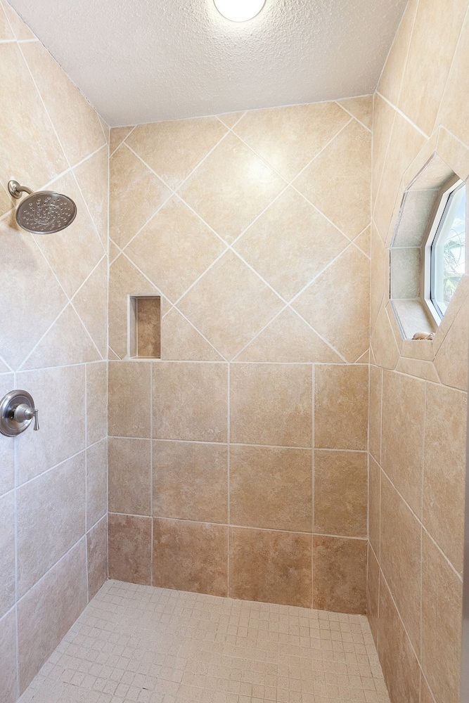 Beach Front Baby Ocean Views, Golf Cart & Pet Friendly!