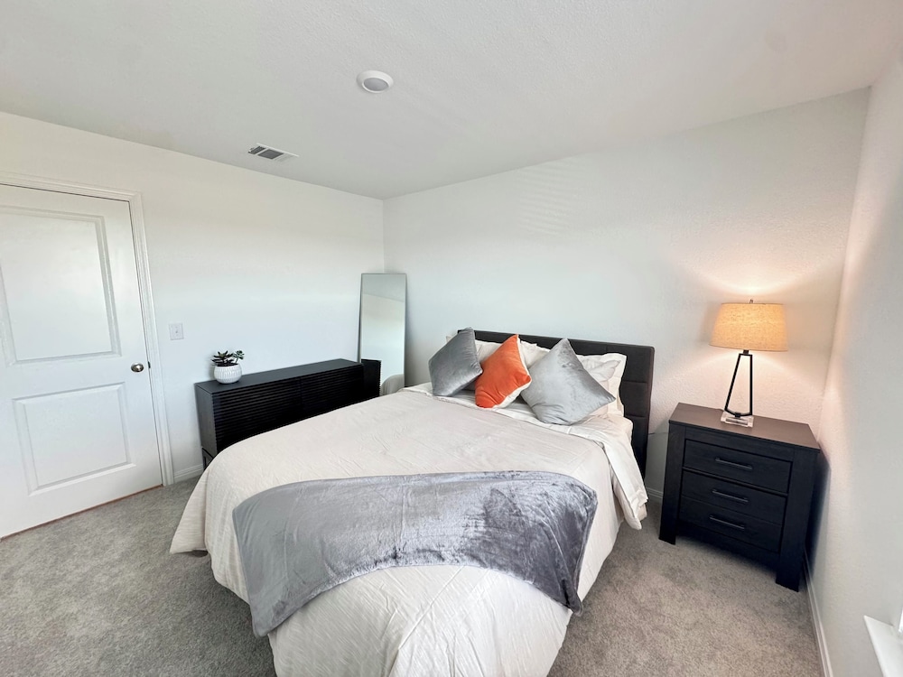 Modern 4BR New Home w Luxury Touches