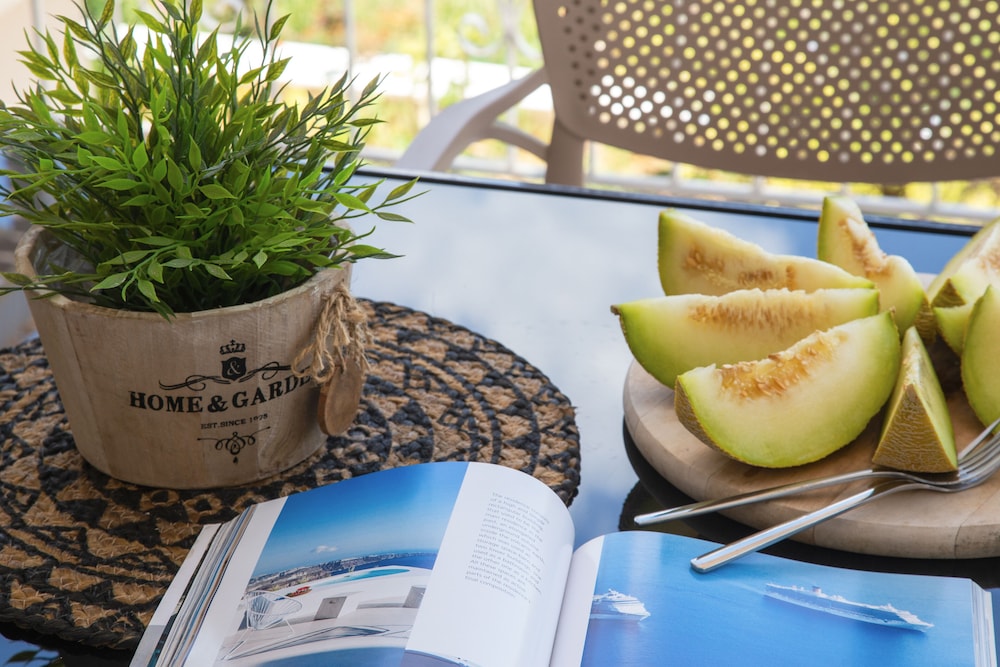 Malibu Studios & Apartments