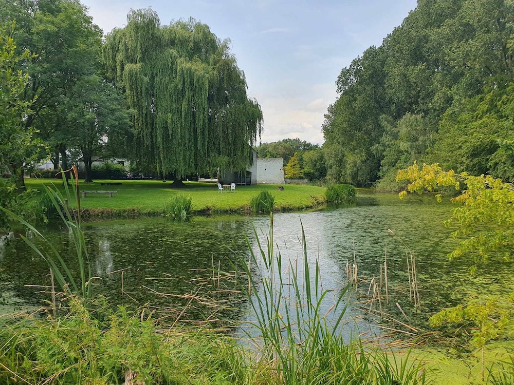 Le Domaine Du Château Blanc à 10 minutes de Pairi Daiza