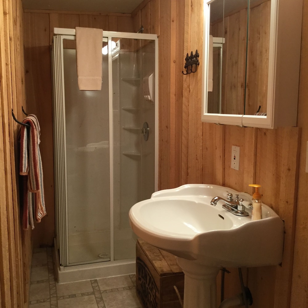 Renfro's Lakeside Retreat - Cabin's and R.V. Park