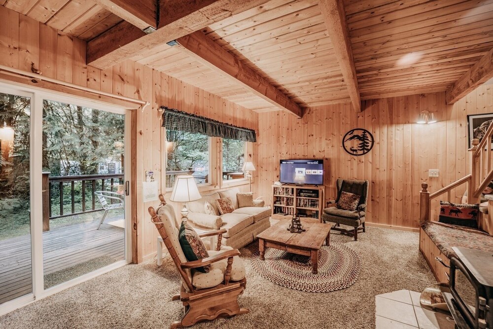 32mbr - Bbq - Pets Ok - Wood Stove - Sleeps 7 3 Bedroom Home by RedAwning