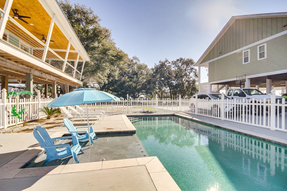 Walk to Beach: Stunning Gulfport Getaway