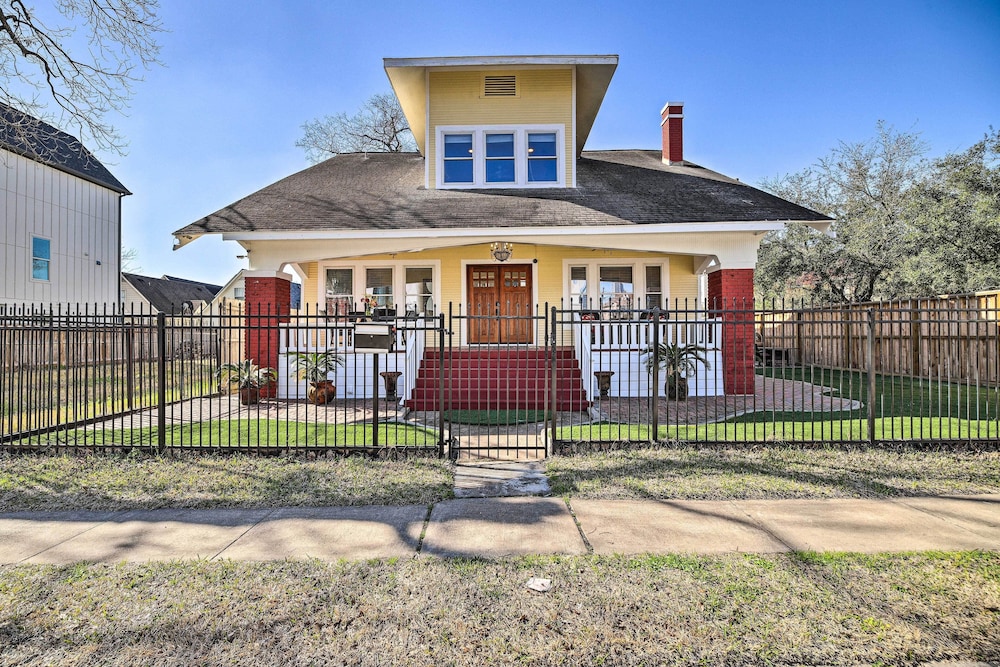 Spacious Houston Home w/ Deck ~ 2 Mi to Downtown! view 4