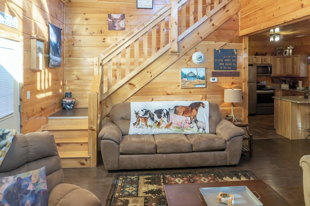 2 BR Pigeon Forge Home w/ Porch & Hot Tub