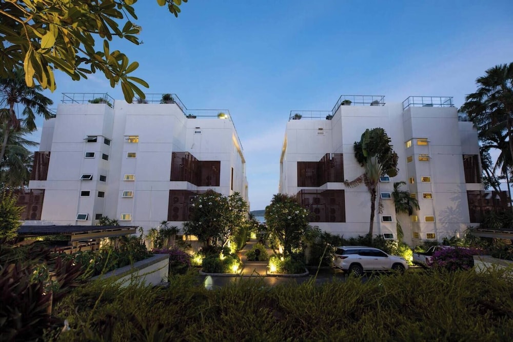 Beachfront and Pool 2 BR Apt- Selina 870