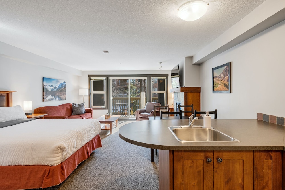 SPACIOUS Studio | Ski In/Out | Pool & Hot Tubs | in the Heart of PANORAMA RESORT-1