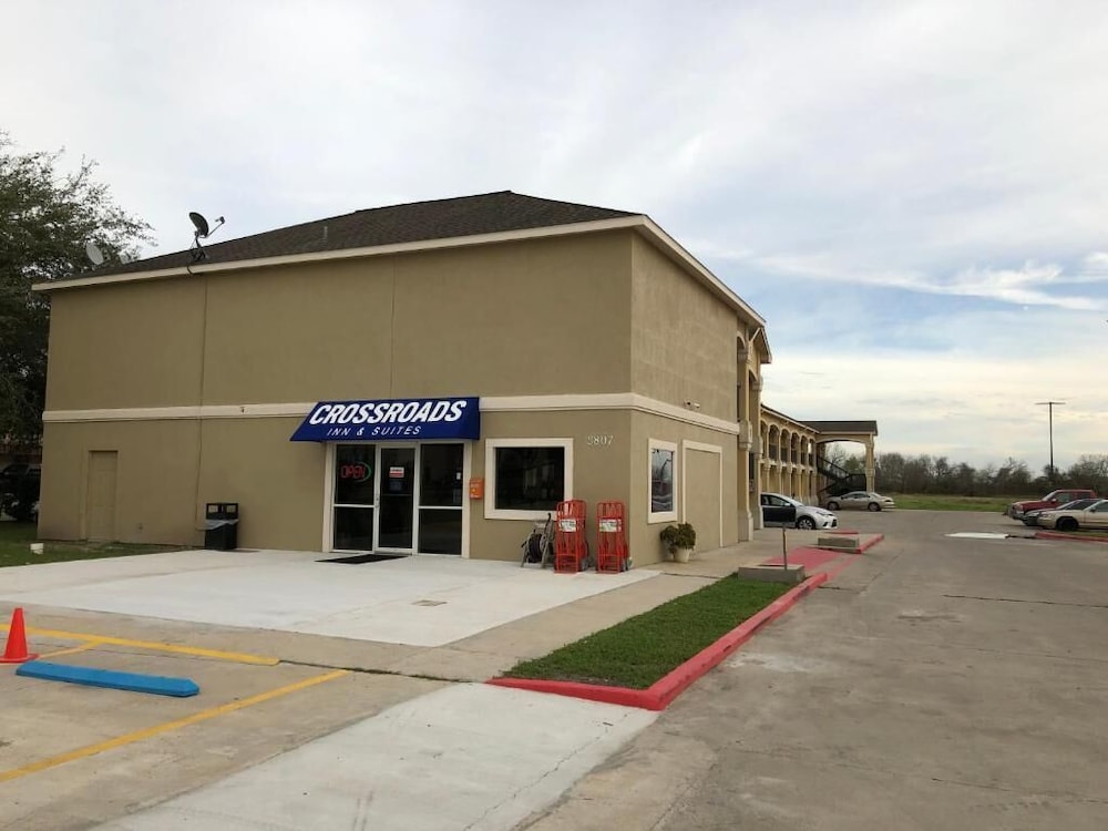Crossroads Inn & Suites