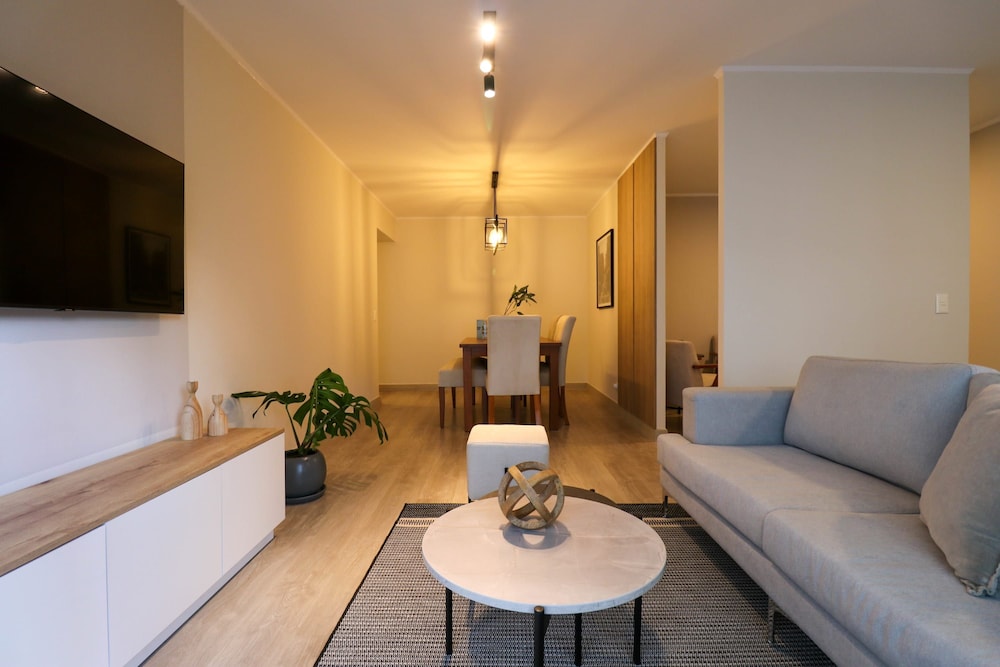 w Breathtaking 2BR With Balcony in Miraflores